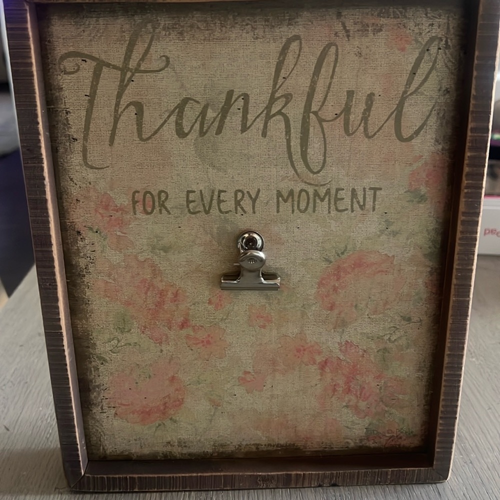 Picture frame accent. Add a picture to the attached clip built into the frame